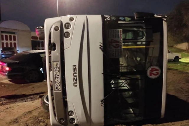 В Сумгайыте после столкновения с легковым автомобилем перевернулся автобус - ФОТО